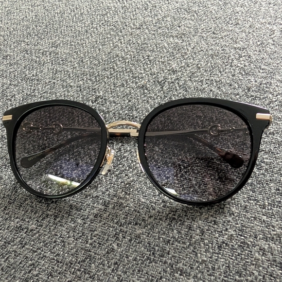 Gucci Women's Sunglasses in Black and Gold - Picture 7 of 8